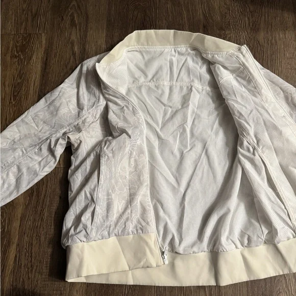 Lululemon: Women's Reversible Insulated
Windbreaker Jacket - Picture 15 of 16